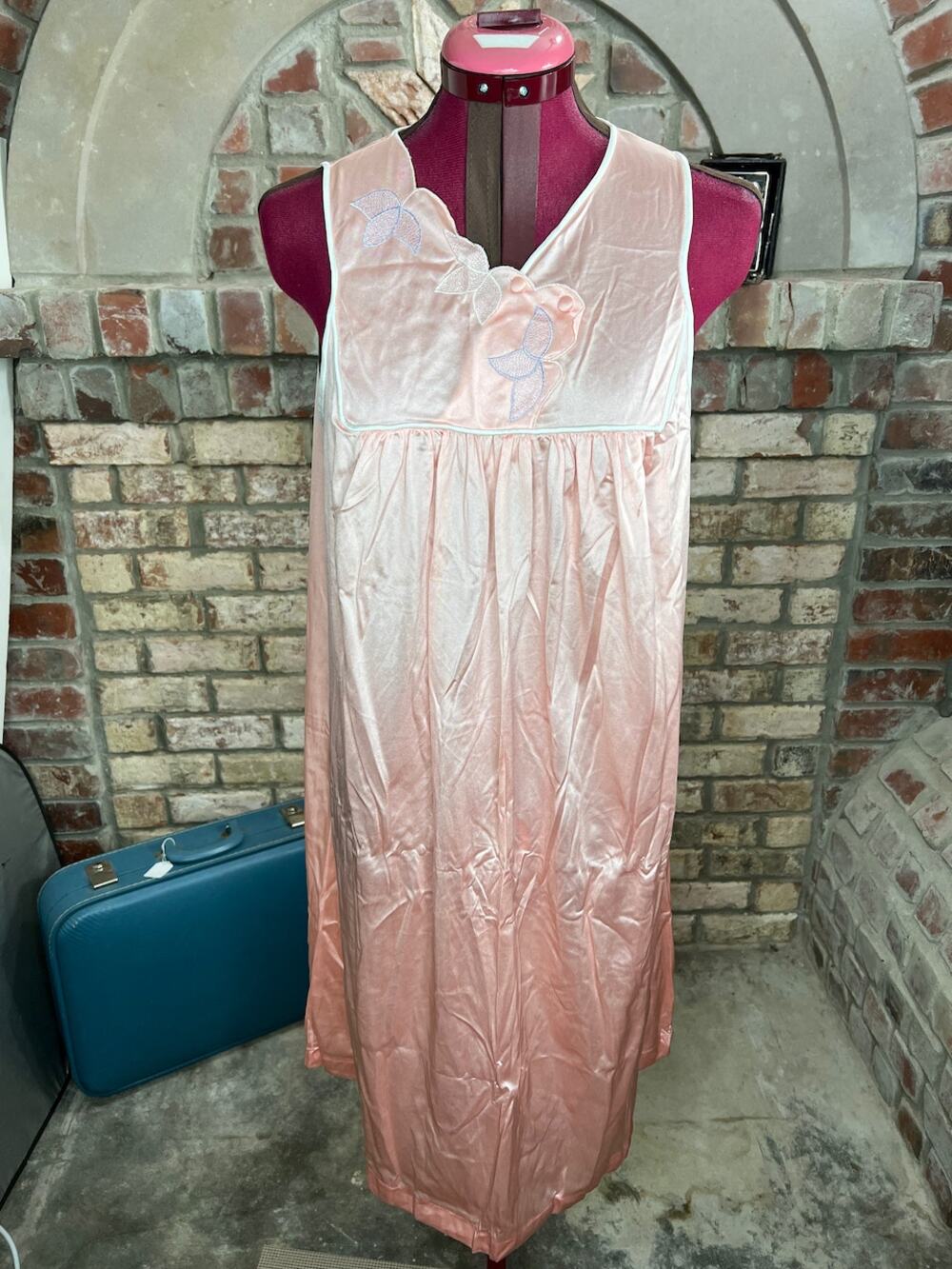 Vanity fair satin nightgown scalloped collar peach